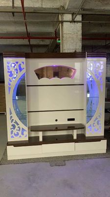 An der Wand montierter automatischer TV-Hebeschrank Weißer versteckter Pop-Up-Kamin